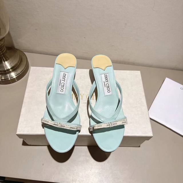 工厂P价 女装女鞋 运动原单 Jimmychoo2025冰淇淋蓝织带穆勒拖来啦，搭配Logo蝴蝶结，既温柔大气，又有夏天的清新！4.5厘米的酒杯跟稳稳的气质来啦