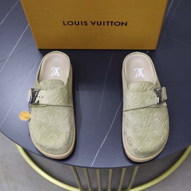 出厂价Pp： 勃肯 品牌：Lv路易威登 标准码：38-45 牛皮内里 等级：官网同款 材料：原版皮料设计 原版橡胶耐磨成型大底 款式类别：男士时尚凉拖鞋 尊贵奢