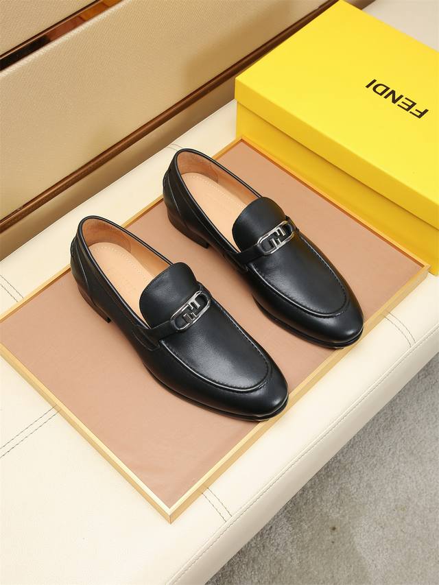 工厂P价 Fendi 最新男士正装皮鞋经典系列不容错过头层采用进口头层牛皮原单品质，皮质光滑细腻版型超赞，完美流线型轮廓牛皮内里，码数38-44 45.46订做