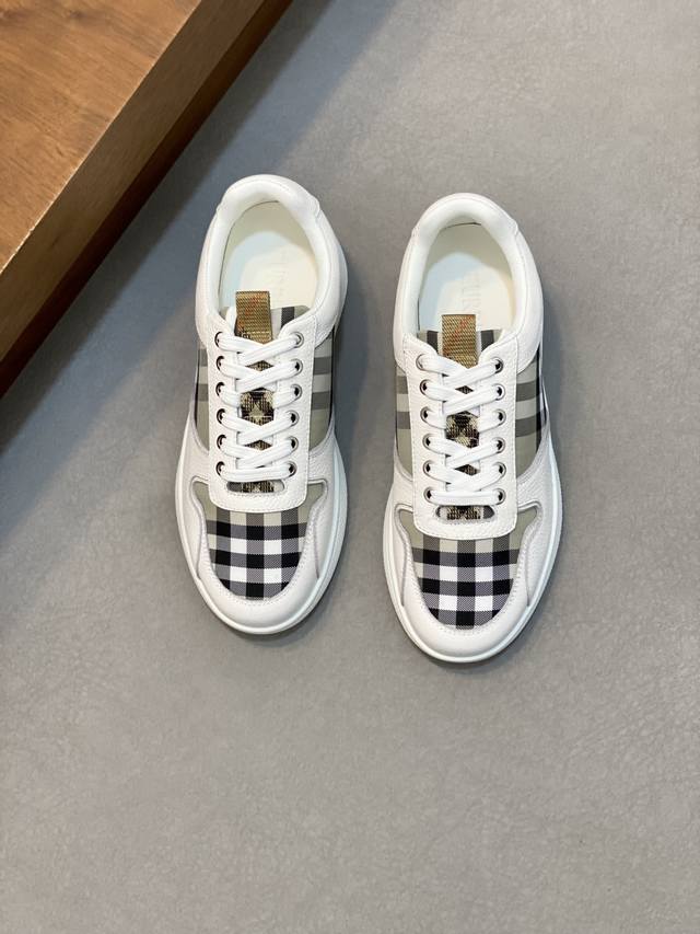 巴宝莉新款战马格纹休闲运动鞋全新露台休闲运动鞋 巴宝莉 Burberry 经典原素 超舒服的鞋子 骑士蓝色防滑鞋底 终于看到了最新的斜式格纹运动鞋颜色真的好好看