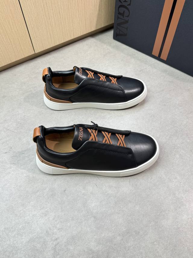 Zegna 杰尼亚 -高端品质 原单休闲运动板鞋 -鞋面：原版纳帕小牛皮、鞋舌空压品牌Logo、懒人穿脱松紧带 -内里：水染牛皮 -大底：超轻Tpr 橡胶：成型