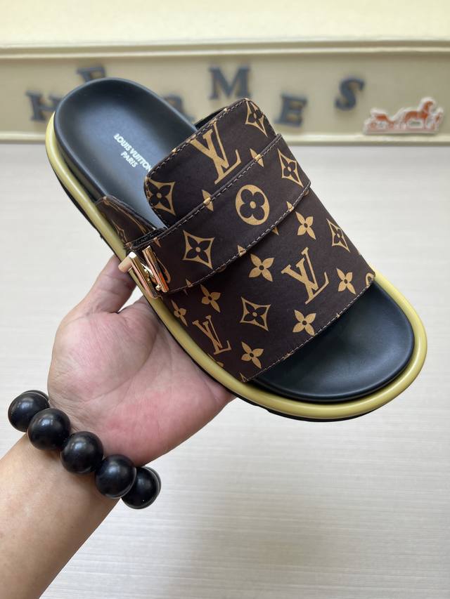 元 实价 Louis Vuitton 路易威登，Lv印花、男女拖鞋火爆上市，抽屉盒包装配布袋、卡片，鞋面花型看上去很软糯超级百搭瘦腿神器。面料:进口牛仔布 帆布