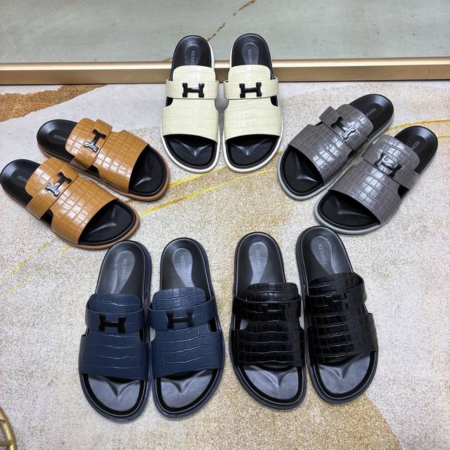 高端版本。 Hermes 爱马仕 男士拖鞋休闲款，专柜对比质量 鞋面头层石头纹，纹路清晰，彰显高端，上档次，穿着舒适，百搭。纯手工拉线，生胶透气防滑大底，内里透