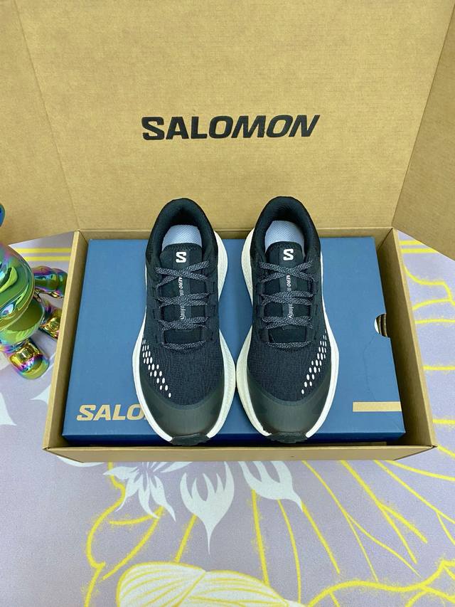 实价： Salomon 萨洛蒙Aero Glide 3代 超轻 户外 休闲 运动鞋 跑步鞋 約245G，輕巧鞋身 即使運動或日常 更容易配搭 採用 Orthol