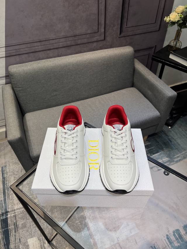 最新Runn 系列 情侣款休闲 运动鞋 原版购入开发 做货 这款 Runn 运动鞋是二零二五秋季系列新品 以优雅时尚的造型重新演绎运动风格 鞋面采用白色网眼织物