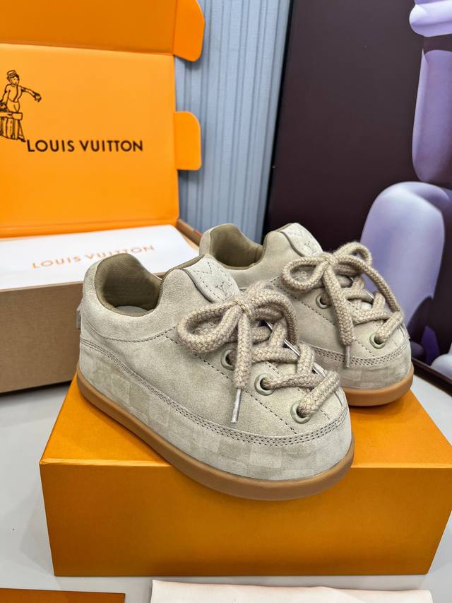 实价： 新款上架 Louis Vuitton 25Ss ，Lv联名Nigo Yeti 胖丁 丑萌，众多网红明星纷纷开秀上脚 ， 经典百搭的单品 面料：进口牛反绒