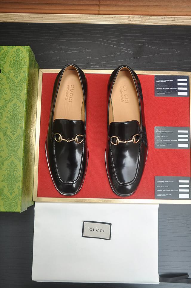 品牌：Gucci 古奇 标准码：男码38 44 45 46可以定做 等级：官网同款 原单品质 材料：原版牛皮 水染牛皮内里 原版橡胶大底 款式类别：男士时尚休闲