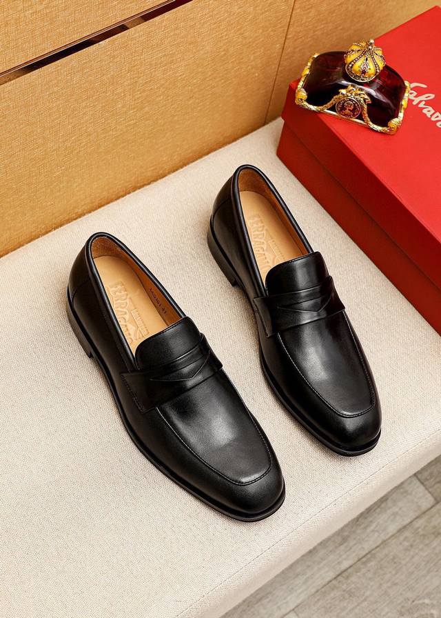商品商标：Ferragamo 菲拉格慕 休闲皮鞋 正码码数: 38-44 45.46.47订制 商品材料：精选 进口牛皮鞋面，进口水染牛皮内里。强烈立体视觉效果