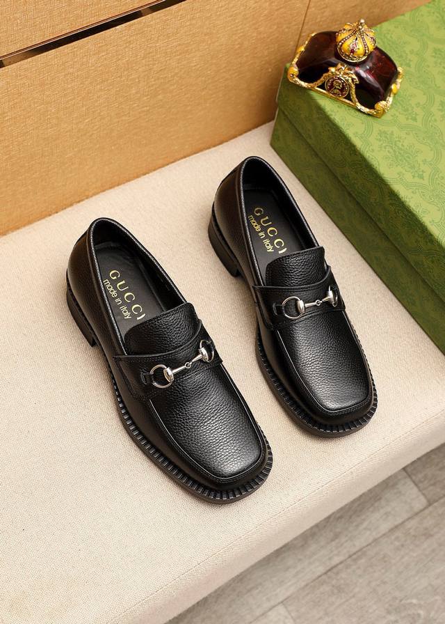 商品商标：Gucci 古驰 休闲皮鞋 正码码数: 38-44 45.46订制 商品材料：精选 进口头层荔枝纹牛皮鞋面+经典五金扣，进口牛皮内里。强烈立体视觉效果