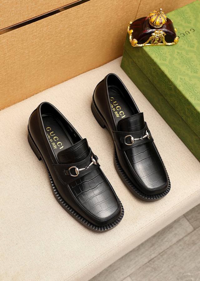商品商标：Gucci 古驰 休闲皮鞋 正码码数: 38-44 45.46订制 商品材料：精选 进口头层小牛皮压花鞋面+经典五金扣，进口牛皮内里。强烈立体视觉效果