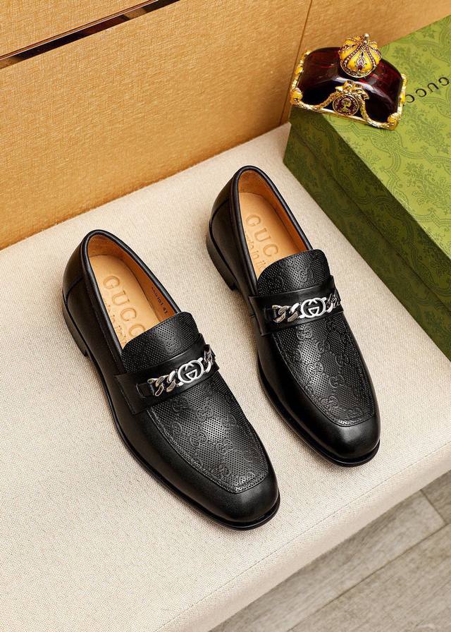 商品商标：Gucci 古驰 休闲皮鞋 正码码数: 38-44 45.46.47订制 商品材料：精选 进口头层小牛皮压花鞋面+经典五金扣，进口牛皮内里。强烈立体视