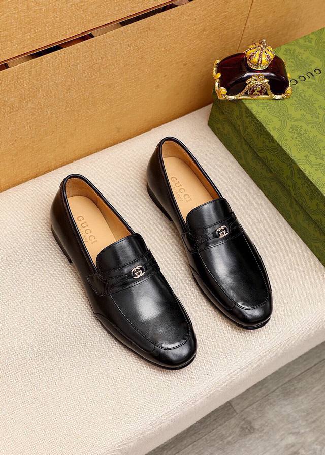 商品商标：Gucci 古驰 休闲皮鞋 正码码数: 38-44 45订制 商品材料：精选 进口头层小牛皮鞋面+奢华五金扣，进口小染牛皮内里。强烈立体视觉效果，组合