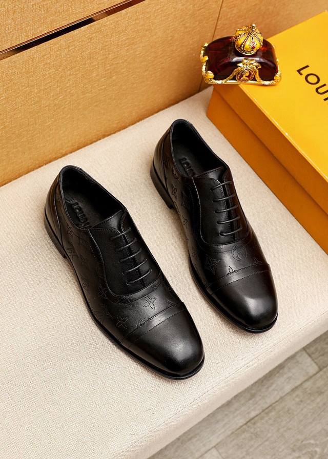 商品商标：Louis Vuitton 路易威登 商务皮鞋 正码码数: 38-44 45.46.47订制 商品材料：精选 进口头层小牛皮圧花鞋面，进口头层牛皮内里
