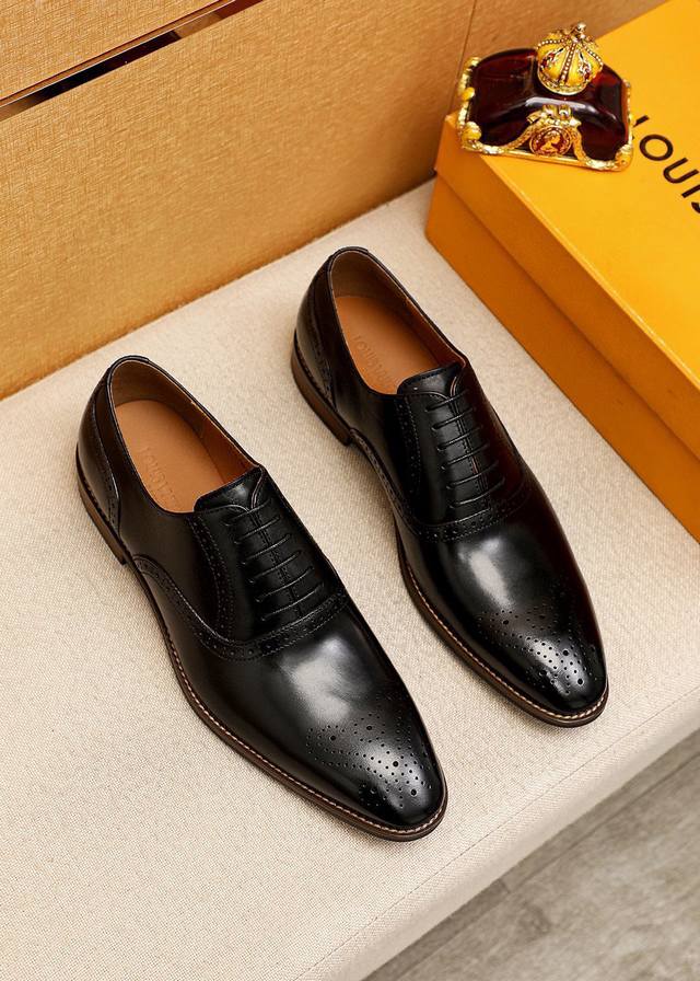 商品商标：Louis Vuitton 路易威登 商务皮鞋 正码码数: 39-44 45订制 商品材料：精选 进口头层小牛皮鞋面，进口头层牛皮内里。强烈立体视觉效