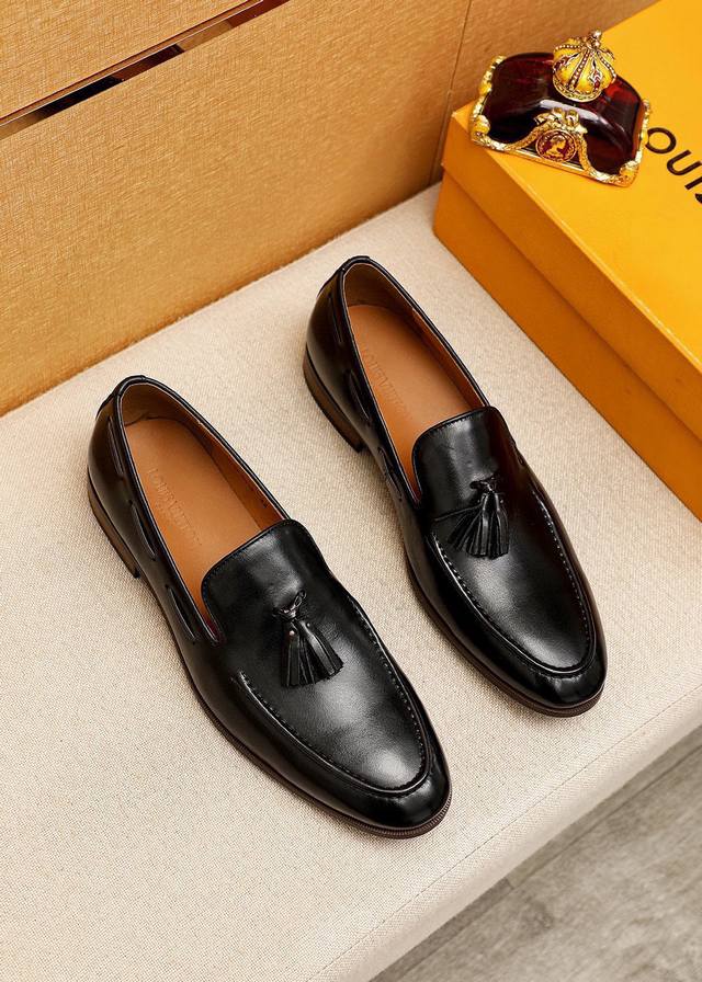 商品商标：Louis Vuitton 路易威登 休闲皮鞋 正码码数: 39-44 45订制 商品材料：精选 进口头层小牛皮鞋面+奢华五金扣，进口头层牛皮内里。强