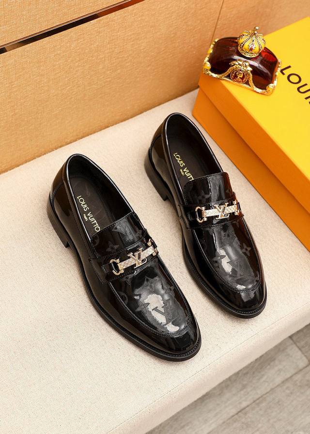 商品商标：Louis Vuitton 路易威登 休闲皮鞋 正码码数: 38-44 45.46订制 商品材料：精选 进口头层小牛皮鞋面+奢华五金扣，进口头层牛皮内