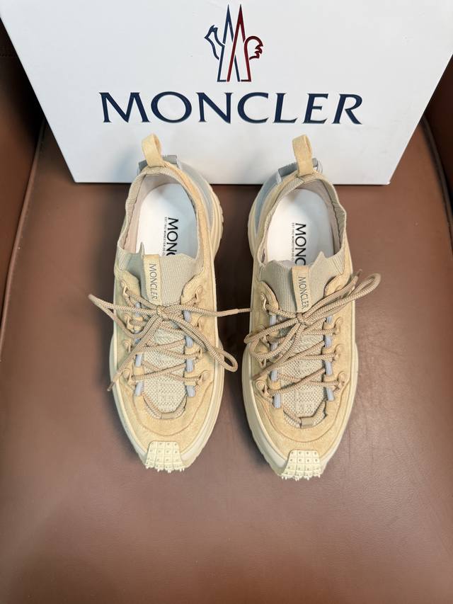 Moncler 蒙口户外系带运动鞋，具有舒适防滑性能，采用皮革和科技面料制成，专为户外跑步或都市漫步而设。兼备创新、功能性与图形细节于一体，从高山氛围汲取灵感，