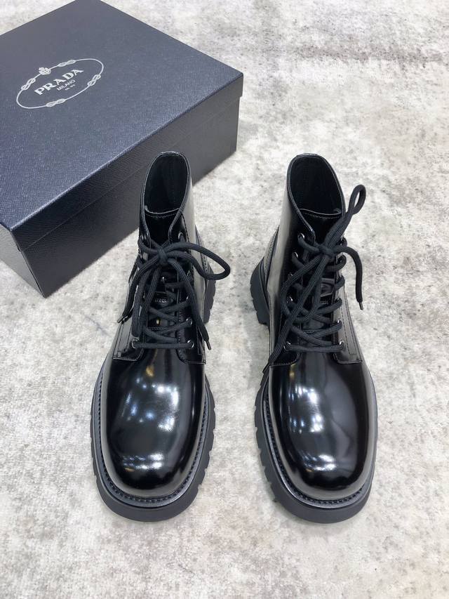 Prada -44 38.45定做不退不换 ， 普拉达Prada男士高帮短靴专柜同步发售，鞋面开边珠 牛皮，进口水染牛皮内里，原版橡胶发泡大底，顶级品质，欢迎对