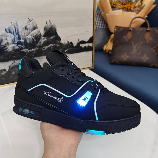 工厂P价 Louis Vuitton路易威登 Trainer魔术贴 高帮拼接板鞋黑。 原版购入分解开发侧边品牌Logo标志私磨定制。丝绸面小牛皮面料 Lv 特定