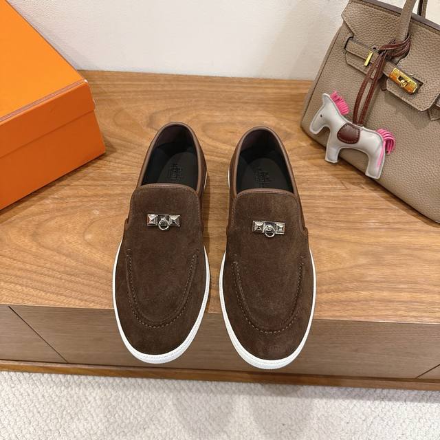 实价： Herme S Ss25New Arrival～ 专柜大热情侣款，H家配货首选鞋履！ 是爱马仕经典款 每一季都会出很多颜色 绝对是最值得买的配货之一 有
