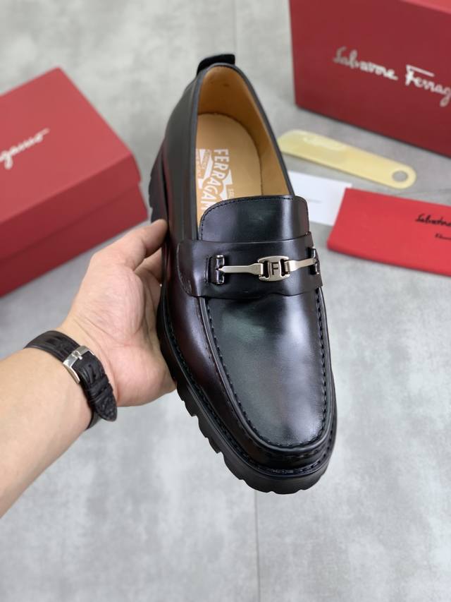 工厂P价P 实价 水染牛里 Salvatore Ferragamo 菲拉格慕 男士最新款休闲商务皮鞋！同步上市！面料采用专用进口原版小牛皮，内里采用进口水染牛皮