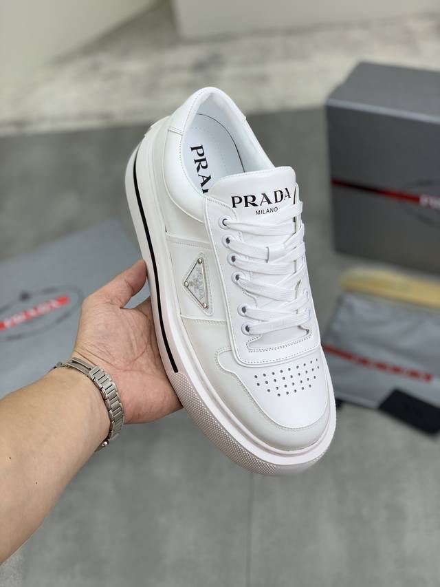 工厂P价P 实价 高品质牛里 Prada普拉达 新款男鞋官网最新款上市了1：1复制，香港专柜同步，走秀同台；全部采用进口飞织鞋面进口透气面料配牛皮内里、橡胶大底