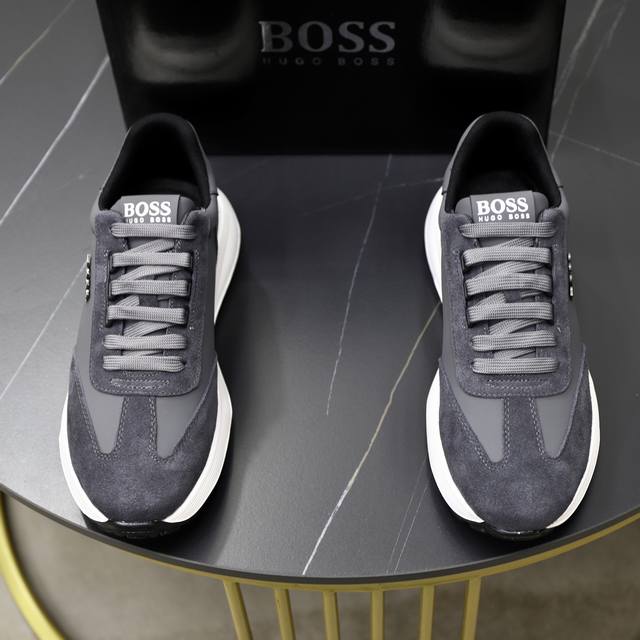 出厂价Pp： 品牌：Boss 标准码：38-44 45订做 等级：官网同款 材料：原版透气面料 舒适透气内里 轻便柔软耐磨大底 款式类别：男士时尚休闲鞋 跑步