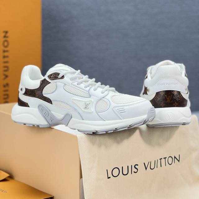 实价： 路易威登 新品情侣款休闲运动鞋 Lv也有自己的银角大王了 简约设计重绎经典跑鞋 科技感运动感满满 时尚轻盈又舒适 Size：35-45