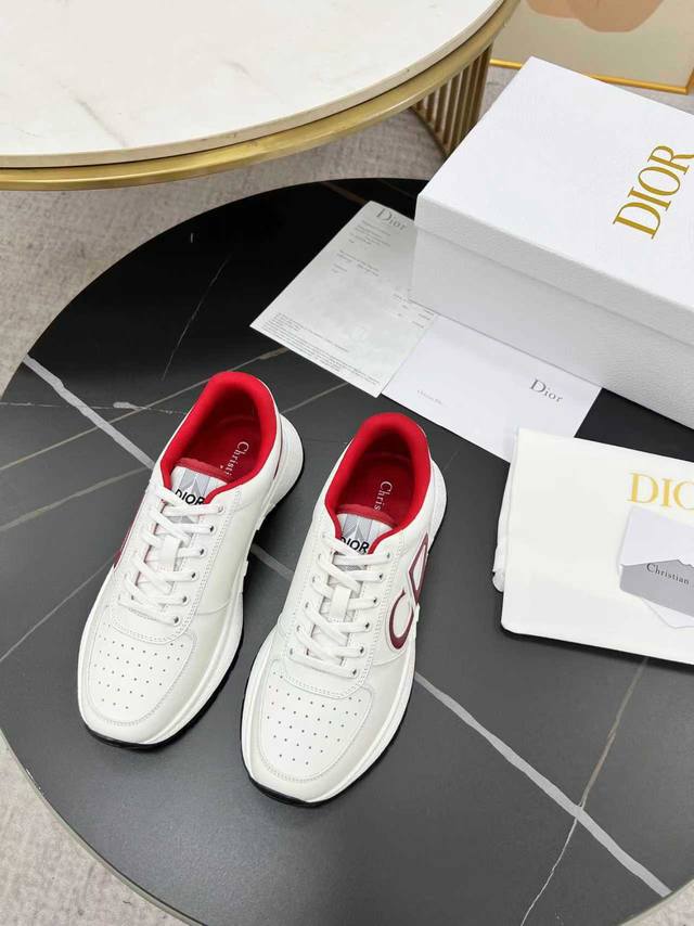 工厂P价P： 2025 Dior迪奥秋冬新品时尚与潮流并存。进口牛皮一比一订制。女：35-41，41定制。男39-45，45定制 面料；牛皮 内里：透气网布 大