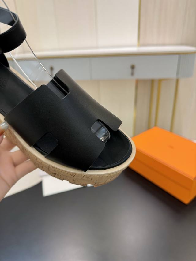 Hermes家25Ss早秋新品！经典靴型+后包+松糕底凉鞋，经典耐看！原版倒模楦型，极致1:1形体，进口高端织针呈现出精致质感！ 开模定制A级高密私模大底，奢华