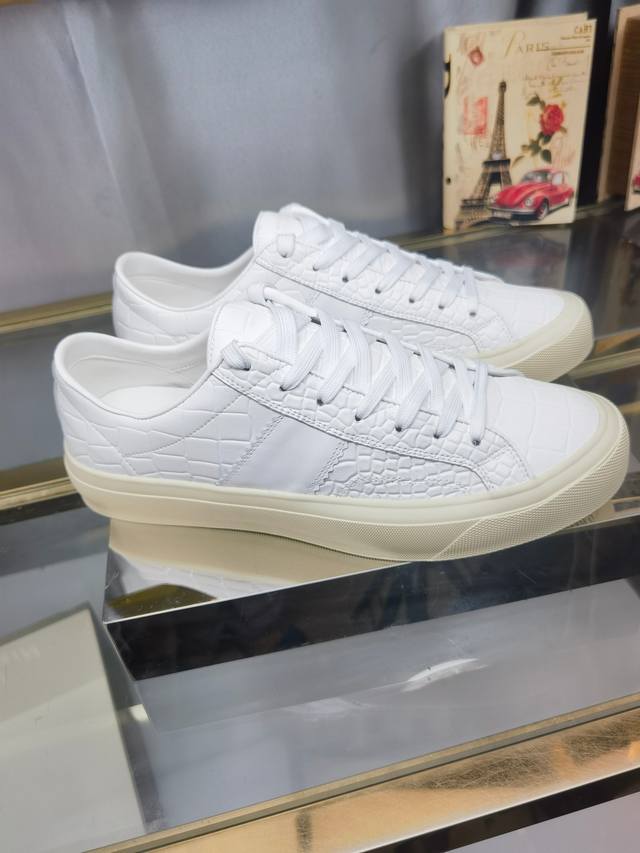 实价 汤姆 Tom Ford 美国复古轻奢款 Size：39-45 Tom Ford来自欧美品牌，贸易原单，国内罕见，不易撞款 春夏穿到秋冬，跨越温差限制，又能