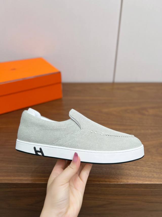 实价： 顶级版本 2025Ss HermèS 爱马仕 早春新品 Kiddy兔系带休闲运动鞋 饰有标志性“H”细节 设计简约流畅 超前时尚 简约高级 随意搭配 上