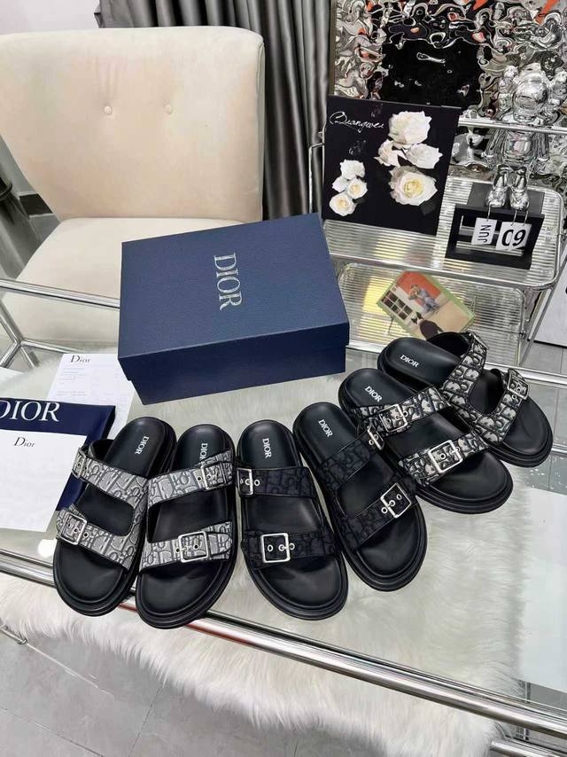 实价： 经典升级 高版本 Dior迪奥 经典魔术贴凉鞋拖鞋系列 原版复刻 高版本 超耐看超百搭款 上脚非常舒适 显瘦又显白 鞋面原版定制鞋面，原版D五金扣 ，原