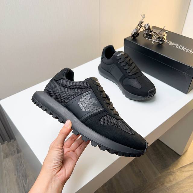 实价： Armani 阿玛尼休闲运动男鞋 面部采用进口3层弹力布+多种材料，运动里布，Tr大底，耐磨有弹力，整体设计和谐统一又不缺乏个 性，低调的奢华！③个色。