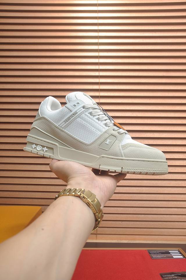 原版开发 品质出货 欢迎对比 Lv板鞋系列 Lv Trainer Maxi运动鞋将成衣系列的宽松廓形引入Virgilabloh笔下的Lvtrainer运动鞋设计