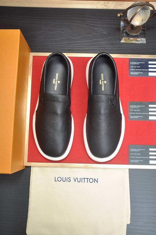 Louis Vuitton 新款原单Lv路易威登 * 顶级版本 Lv经典潮鞋！选用进口原厂Lv布料滴胶面 透气牛皮内里.原版耐磨橡胶发泡大底！高品质精品！码数3