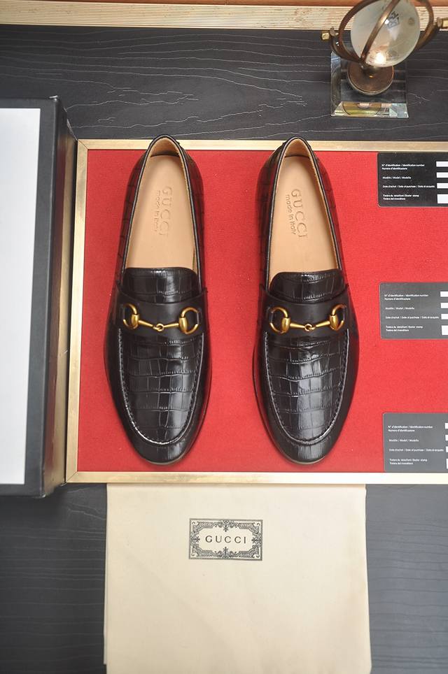 品牌：Gucci 古奇 标准码：男码38 44 45可以定做 等级：官网同款 原单品质 材料：原版牛皮 水染牛皮内里 原版橡胶大底 款式类别：男士时尚休闲皮鞋