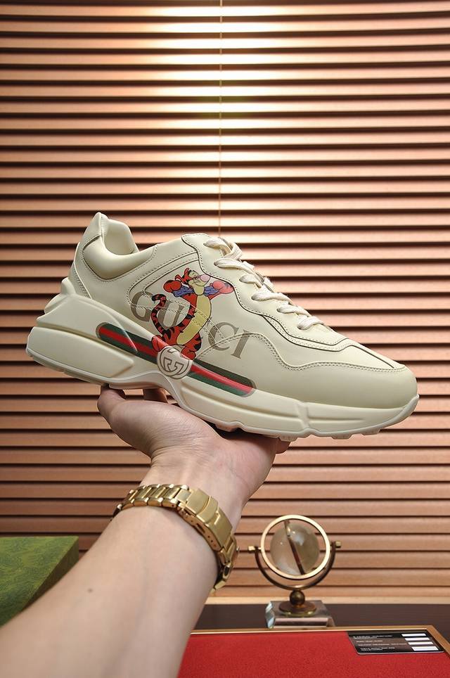 Gucci 情侣款 最高版本古奇爆款老爹鞋。 专柜同步发售 ，，鞋面采用进口牛皮，舒适羊皮内里，脚感一级棒，原版轻便减震加厚发泡大底，简约拼色，百搭帅气，码数：