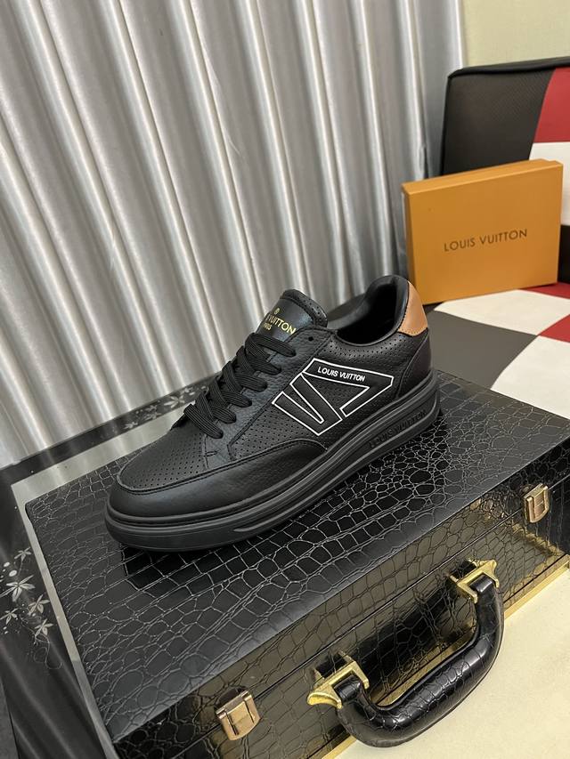 出厂价Pp： Lv 路易威登。最新潮鞋休闲鞋实体店爆款38-44码。 新品春夏季舒适进口定制原版牛皮，独特提花面料元素设计。搭配羊皮内里，Lv原版底， 高端包装