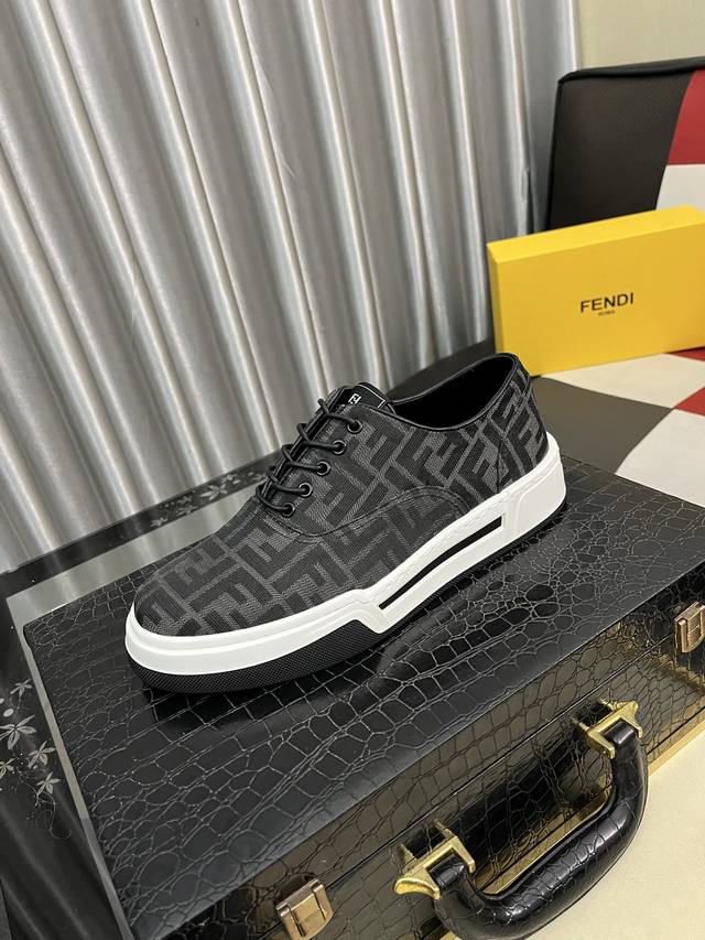 出厂价Pp： Fendi 芬迪经典舒适男士，这款复杂的运动鞋是由柔软的小牛皮真皮内里原版超轻橡胶材质粗纹大底 这种独特的轻薄风格适合这个季节的随意而精致的感性，