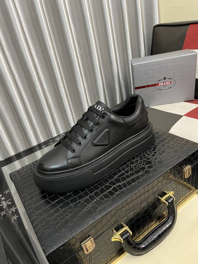 出厂价Pp： Prada 普拉达休闲鞋，原版1比1开发，面料高丝光牛猄配进口牛皮，内里丝绸羊皮，大底橡胶，上脚舒适柔软，码数：38-444色可选