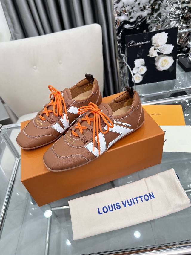 L家 女款Size:35-40. 41定做 Lv Sneakerina 芭蕾风运动鞋以丝滑绒面牛皮革塑造流畅线条，兼具芭蕾舞鞋的轻盈构型和运动鞋的舒适质感。侧面