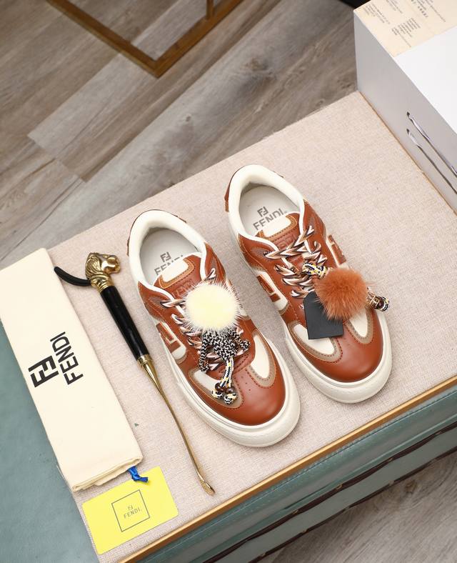 顶级品质 Fendi芬迪 Match系列 25最新配色 吊饰厚底系带休闲 Fendi Match系带。浅粉色皮革材质，带白色和赭石棕细节。侧边饰有撞色皮革Ff贴