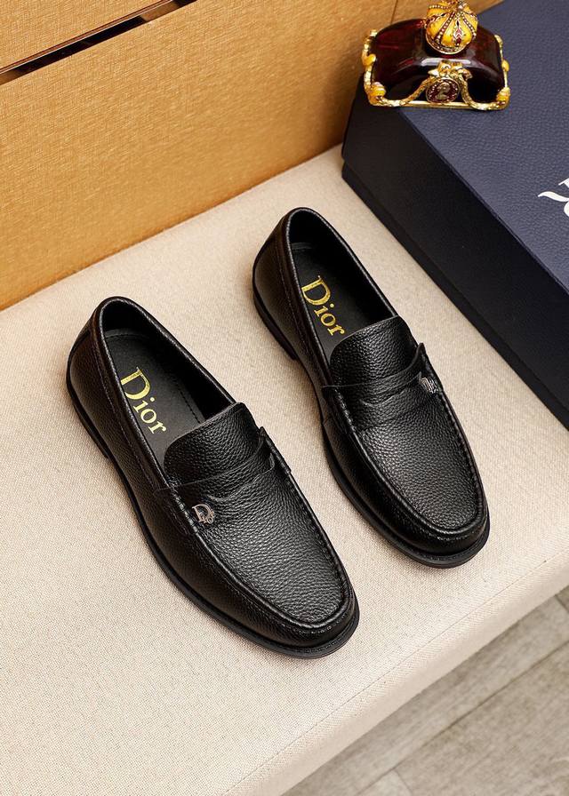 商品商标：Dior 迪奥 休闲皮鞋 正码码数: 38-44 45订做 商品材料：精选 意大利进口头层荔枝纹小牛皮鞋面+奢华五金扣，进口水染牛皮内里。强烈立体视觉