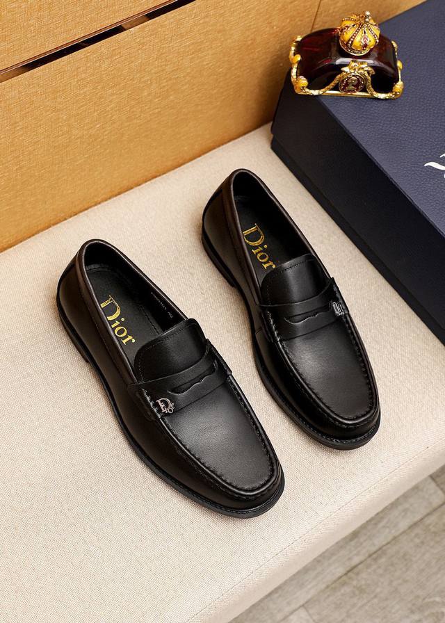 商品商标：Dior 迪奥 休闲皮鞋 正码码数: 38-44 45订做 商品材料：精选 意大利进口头层小牛皮鞋面+奢华五金扣，进口水染牛皮内里。强烈立体视觉效果，