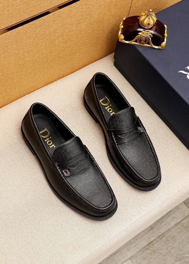 商品商标：Dior 迪奥 休闲皮鞋 正码码数: 38-44 45订做 商品材料：精选 意大利进口头层十字纹小牛皮鞋面+奢华五金扣，进口水染牛皮内里。强烈立体视觉