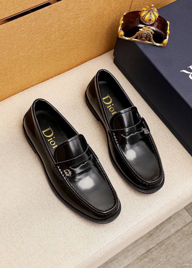 商品商标：Dior 迪奥 休闲皮鞋 正码码数: 38-44 45订做 商品材料：精选 意大利进口头层开边珠小牛皮鞋面+奢华五金扣，进口水染牛皮内里。强烈立体视觉
