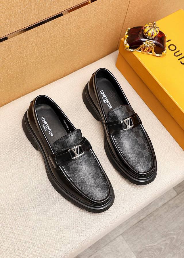 商品商标：Louis Vuitton 路易威登 休闲皮鞋 正码码数: 38-44 45订制 商品材料：精选 进口头层小，老花牛皮鞋面+奢华五金扣，进口头层牛皮内