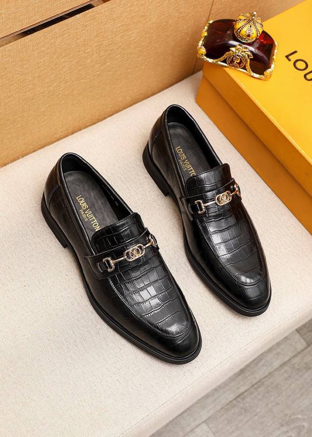 商品商标：Louis Vuitton 路易威登 休闲皮鞋 正码码数: 38-44 45订制 商品材料：精选 进口头层小牛皮压花鞋面+奢华五金扣，进口头层牛皮内里
