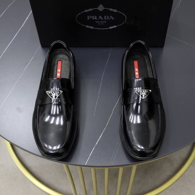 出厂价Pp： 顶级原单 品牌：Prada 普拉达 标准码：男码38 44 45可以定做 等级：官网同款 材料：原版牛皮面 牛皮内里 原版耐磨柔软大底 款式类别：